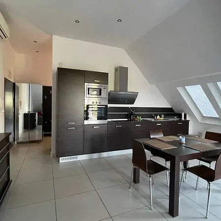 2 Bedroom Close To The Shore 아파트